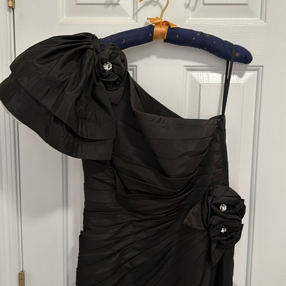 Yvonne LaFleur Gown. Absolutely stunning. Size 12 Satin/Taffeta material black - Picture 1 of 7